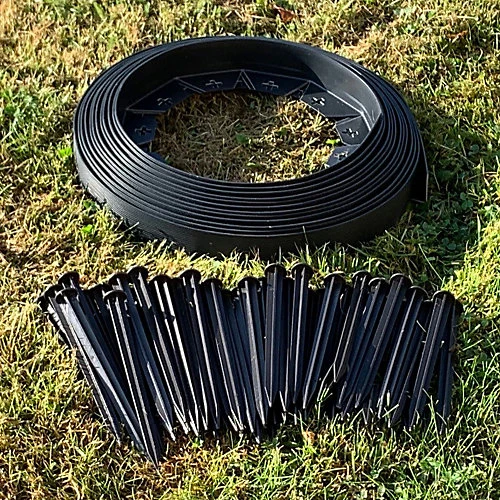 Flexible Plastic Garden Edging With 40 Pegs (10m) 4 Flexible Plastic Garden Edging With 40 Pegs (10m) - Image 2